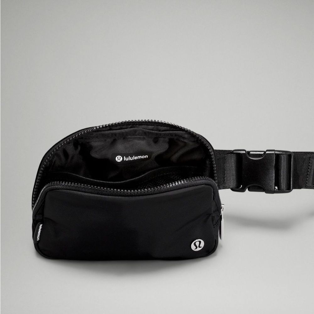 NWT Everywhere Belt Bag 1L Black - Picture 5 of 6